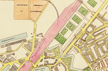 <p>Hoewel in 1920 al plannen gemaakt zijn voor de aanleg van sportvelden op het lager gelegen terrein tussen spoor en Deventerweg, zijn deze pas na de Tweede Wereldoorlog gerealiseerd. Deze kaart zal van kort na 1950 dateren en toont globaal de aanwezigheid van het sportterrein (RAZ beeldbank). </p>
